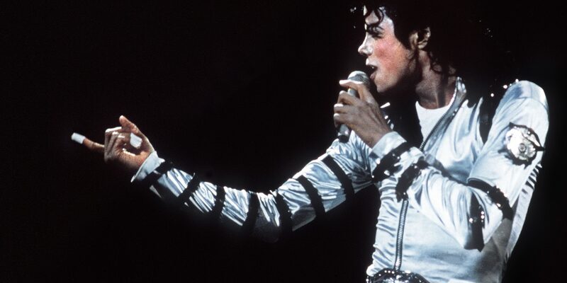 (FILES) US pop star and entertainer Micheal Jackson performs during a concert at the historical Berlin Reichstag on June 19, 1988. Michael Jackson died on June 25, 2009 after suffering a cardiac arrest, sending shockwaves sweeping across the world and tributes pouring in on June 26 for the tortured music icon revered as the "King of Pop." AFP PHOTO/DPA/-