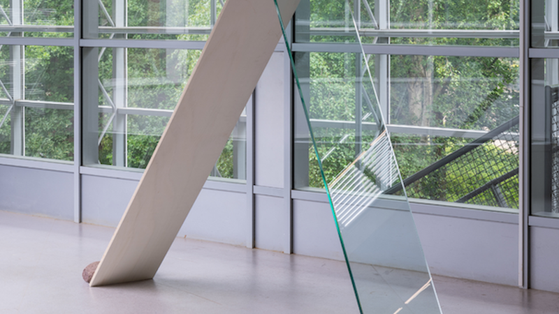 Kunstwerk met glas, hout en steen van Kishio Suga.