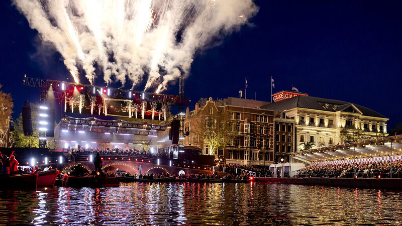 Vuurwerk in de avond bij Carré