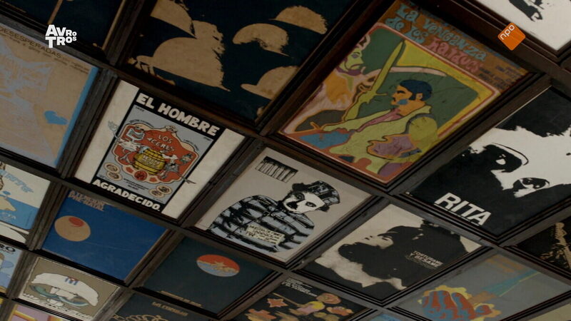 Cubaanse filmposters hangen aan het plafond.