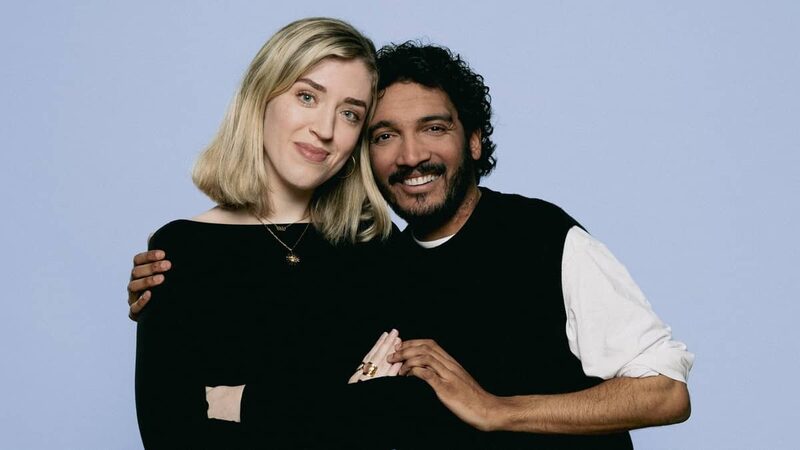 Een duo uit keurmeester kijkt lief naar de camera