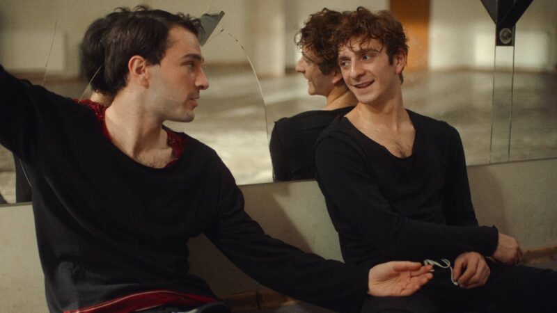 Beeld uit de serie waarin twee jongens met elkaar praten