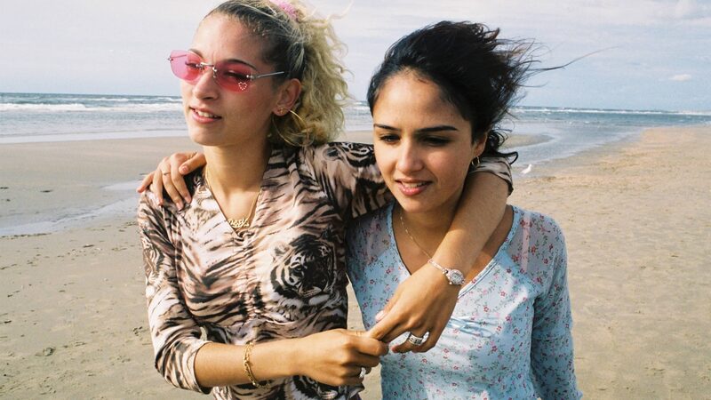 Dunya & Desie lopen arm in arm over het strand