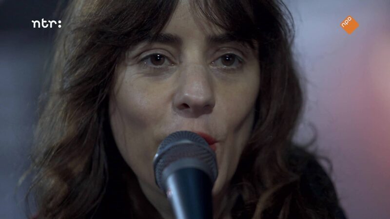 Naomi Velissariou zingt in een microfoon