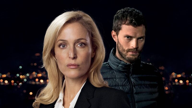 Personages uit The Fall staan voor een stad in het donker en kijken de camera in