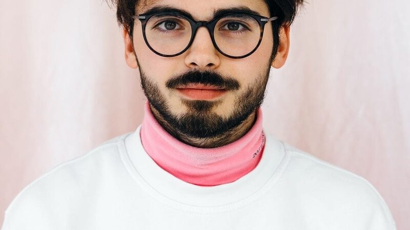 Foto van Cesar Majorana, die hier zijn tips geeft.