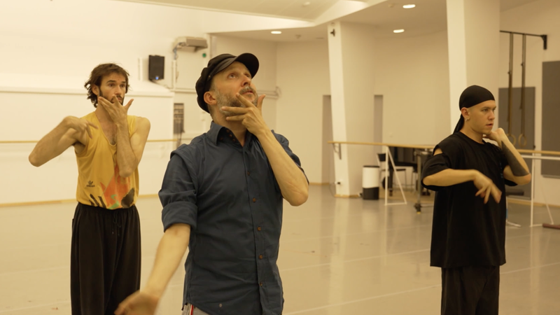 Choreograaf Sidi Larbi Cherkaoui aan het werk in de dansstudio.