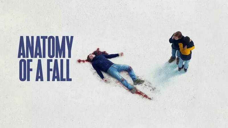 Filmposter van Anatomy of a fall. Iemand ligt bloedend in de sneeuw. Twee mensen kijken ernaar.