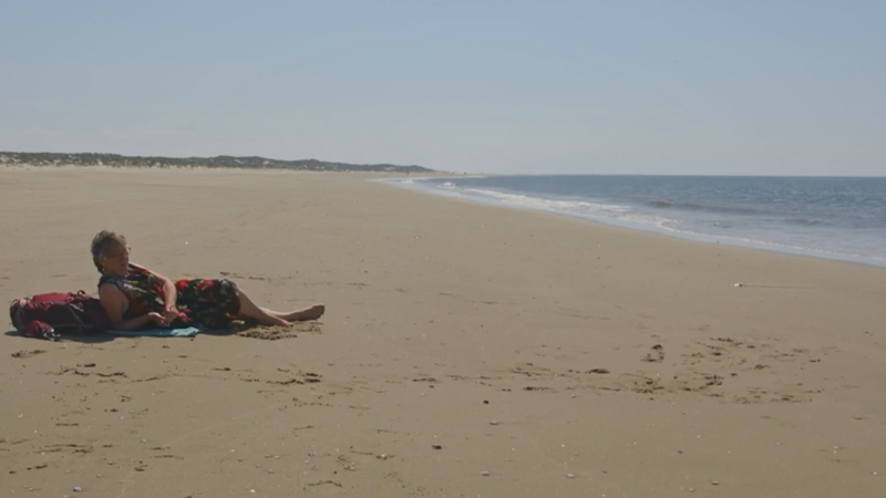 Arita Baaijers op het strand