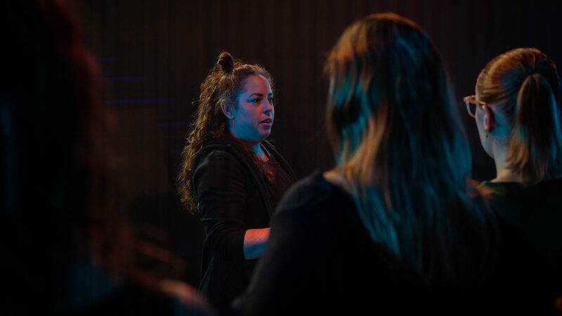 je ziet choreograaf Chiara Re die haar leerlingen feedback geeft
