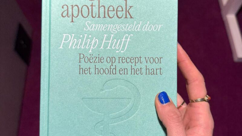 Dit is de cover van de gedichtenapotheek. Het boek is turquoise en heeft een watermerk van een apothekerslogo erop staan.