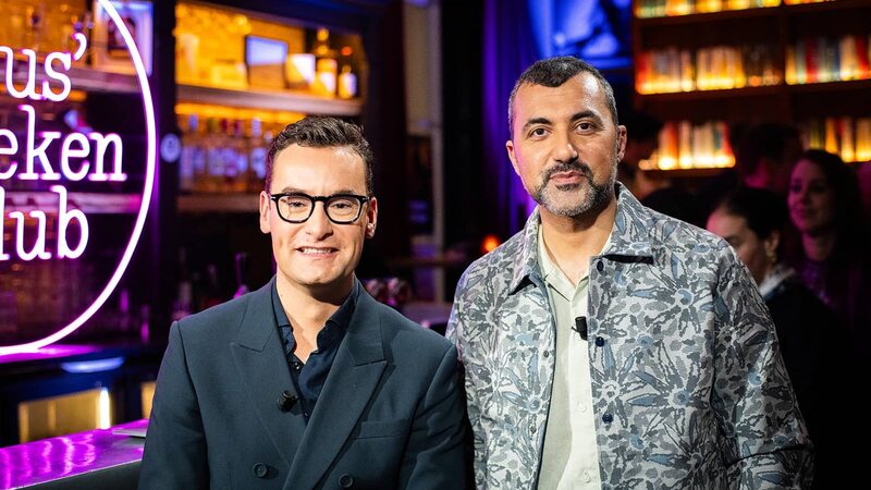 Twee mannen zitten naast elkaar in de studio de ene is presentator en de andere schrijver