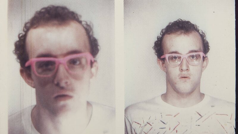 Twee foto's van kunstenaar Keith Haring met een roze bril op en een verbaasd gezicht
