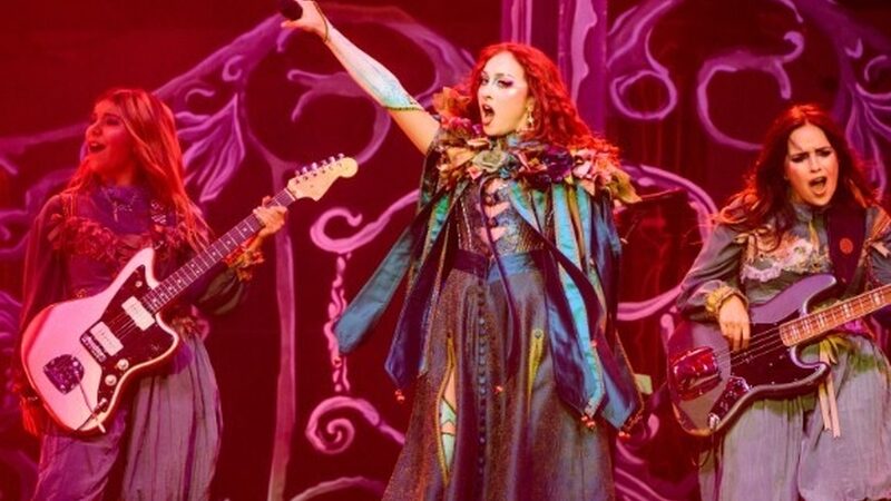 Chappell Roan zingt op het podium van Lowlands