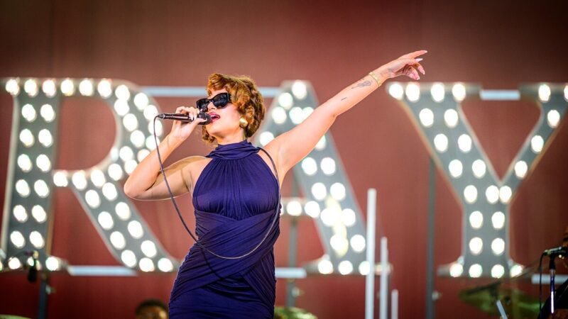 Raye zingt op het podium van Lowlands.