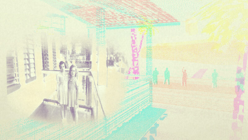 Sonja en haar zusje staan aan de buitenkant van hun huis in Suriname. Het is een oude foto, maar de rest is geanimeerd met virtual reality. De kleuren zijn fel, er is veel paars, geel en groen te zien.