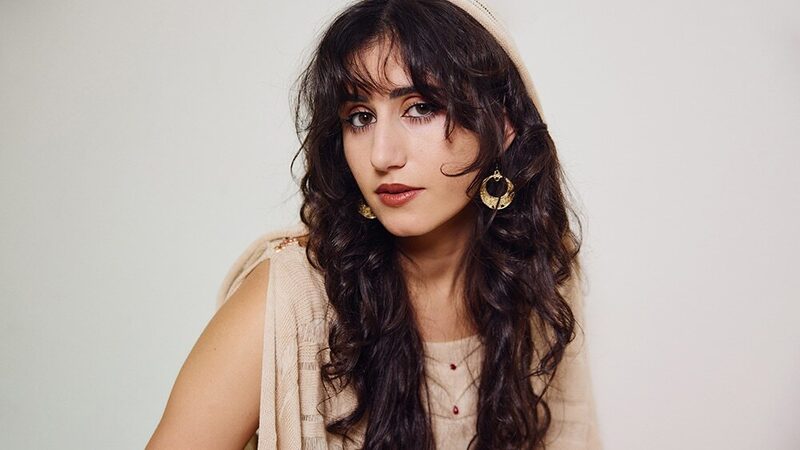 Vrouw kijkt zwoel naar de camera