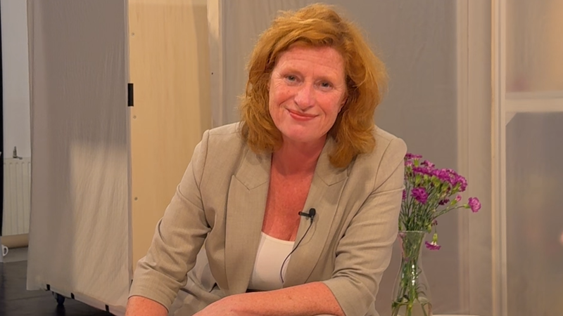 Hier zien we Oda, de actrice waar dit artikel over gaat in het decor zitten. Ze lacht vriendelijk naar de camera en zit op een badrand.