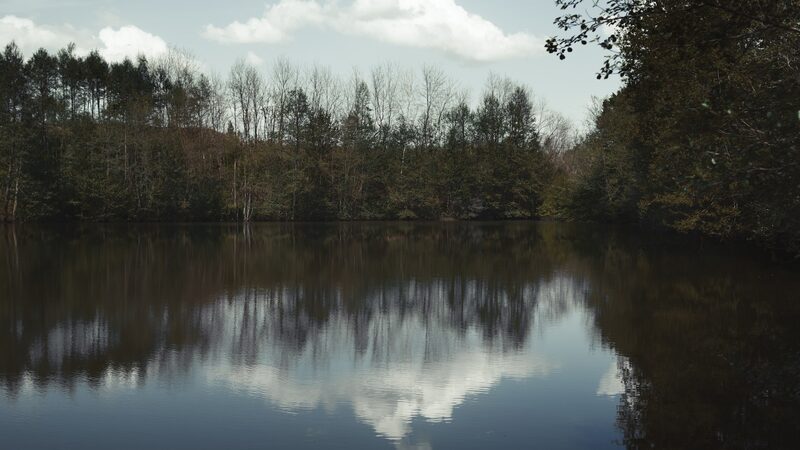 Meer in Srebrenica waarin slachtoffers van de Genocide begraven zijn.