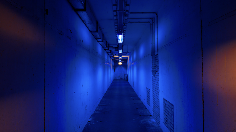 Gang van de blauw verlicht bunker.