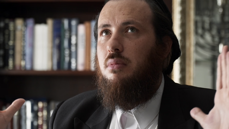 Een Joodse man spreid zijn handen in de lucht