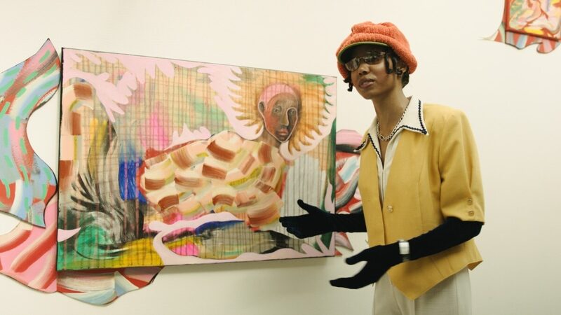 Marlou Fernanda poseert voor haar eigen schilderij