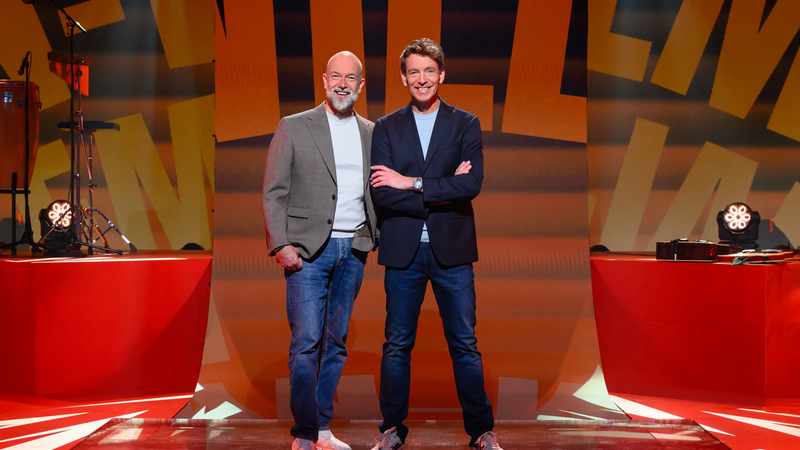 Twee mannen staan samen blij in de studio