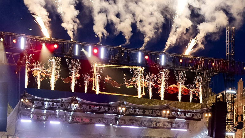 Vuurwerk op een podium