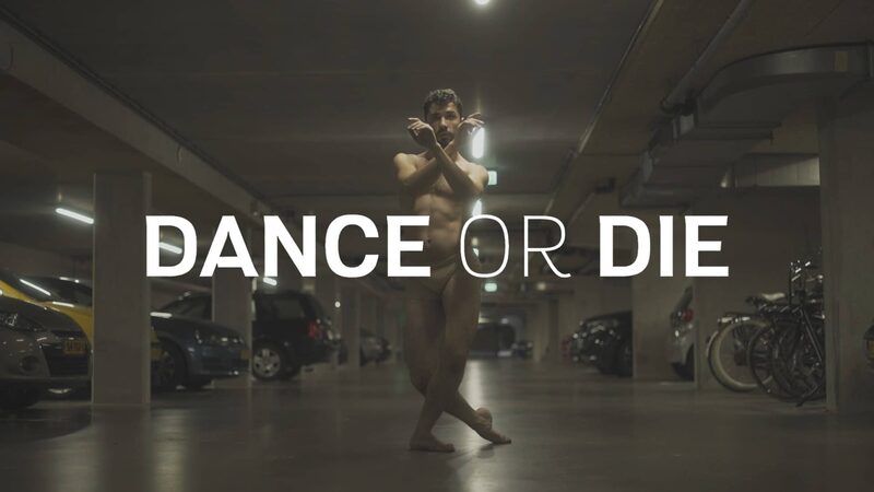 De coverfoto van de documentaire op NPO Start. Je ziet de danser staan met zijn handen gekruist voor zich, in een parkeergarage. In witte letters staat er groot 'dance or die' in het beeld.
