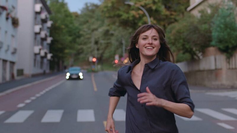 Actrice uit Worst Person in de World rent met glimlach over straat