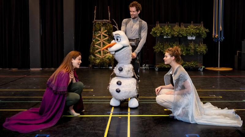 Olaf sneeuwpopje van frozen gespeeld door Steven Roox met Anna en Elsa