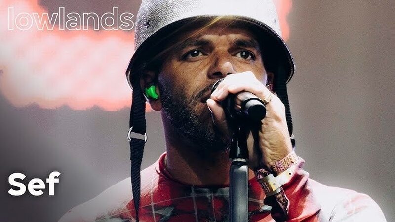 Sef zingt op het podium van Lowlands.