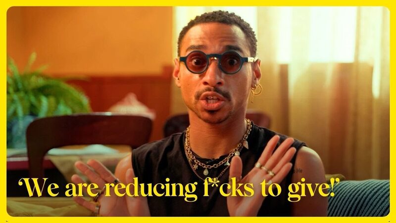 Man met ronde zonnebril kijkt de camera in, eronder staat de tekst: 'We are reducing f*cks to give!'