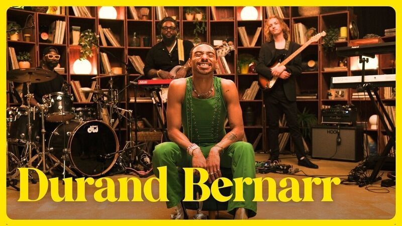 Durand Bernarr zit in een studio met zijn band