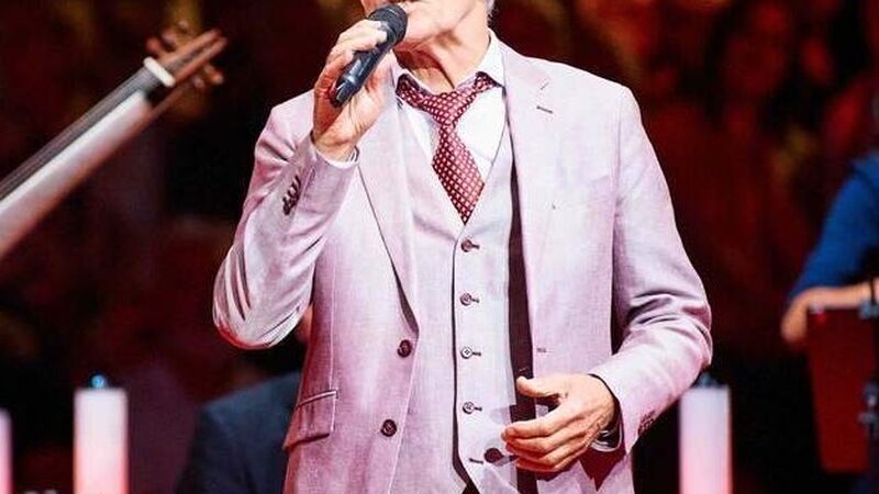 Huub van der Lubbe zingt op het podium van het Prinsengrachtconcert.