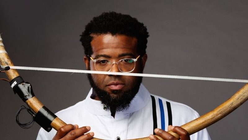 Man met muziekinstrument (benta) in handen