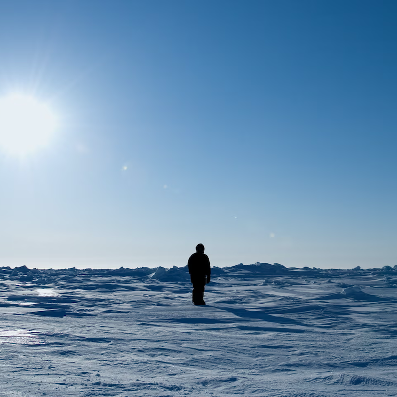 Still uit de film 'Nummer negen, the day I didn't turn with the world, 2007' van kunstenaar Guido van der Werve. Hij staat hier op de Noordpool en de zon schijnt.