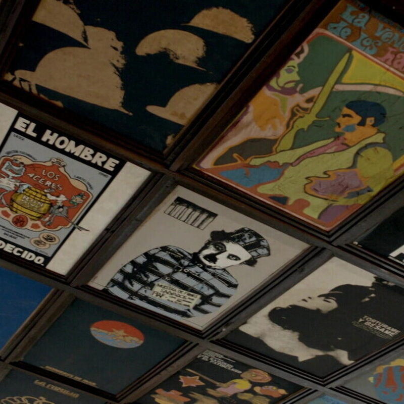 Cubaanse filmposters hangen aan het plafond.