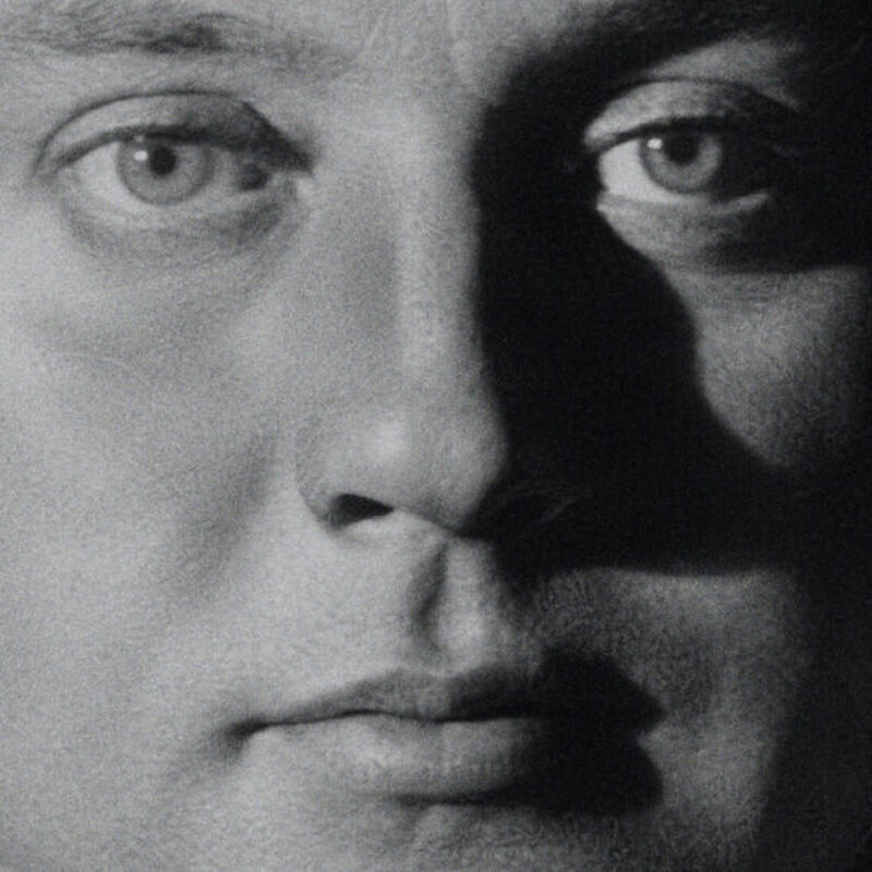 Jan Theunissen kijkt de camera in