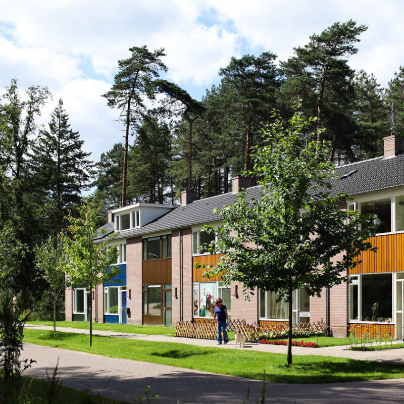 Straat met doorzonwoningen.