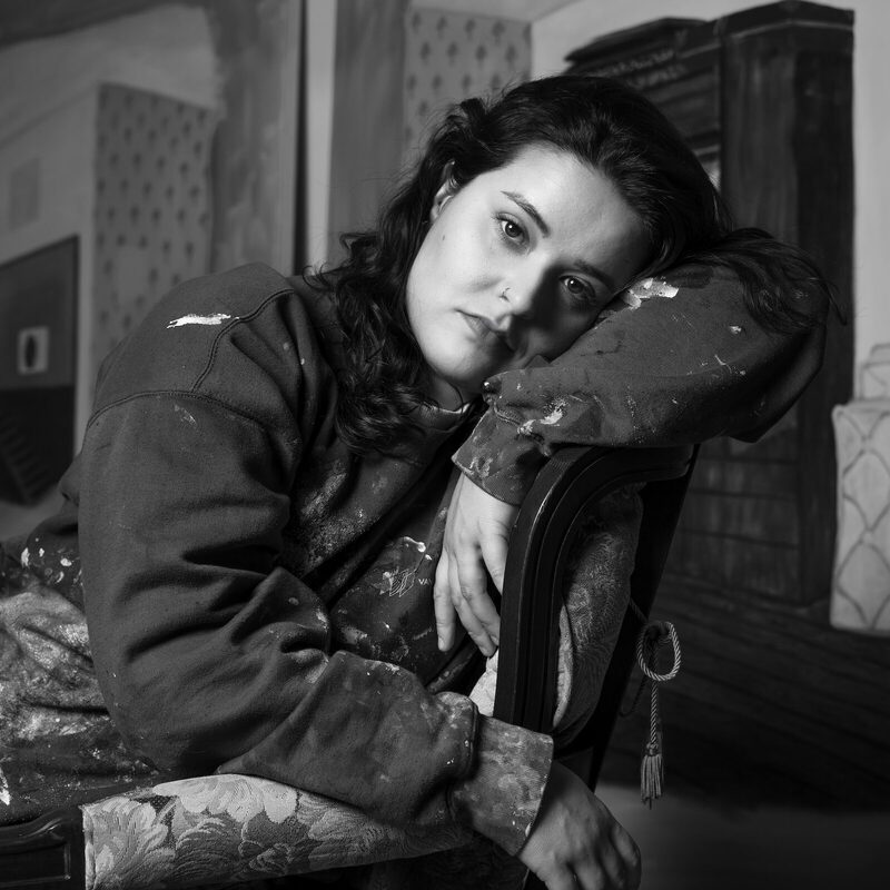 Een van de geportretteerden door Robin de Puy. Zwartwit foto waarin een vrouw in de camera kijkt.