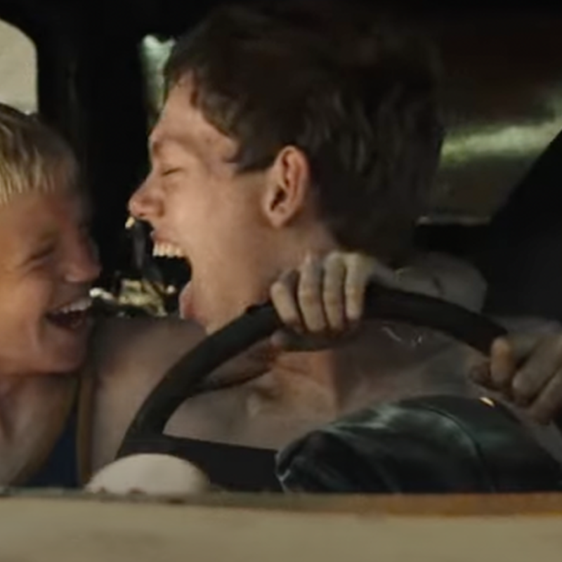 Mensen in een auto lachen bij het stuur