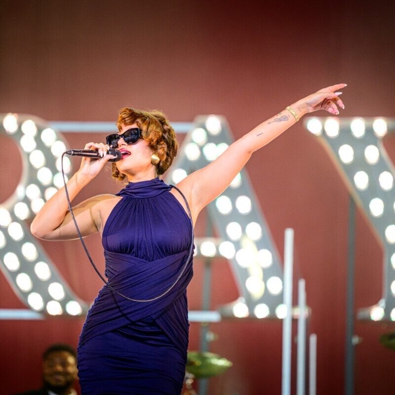 Raye zingt op het podium van Lowlands.