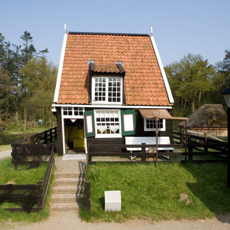Vissershuisje met een scheef dak.