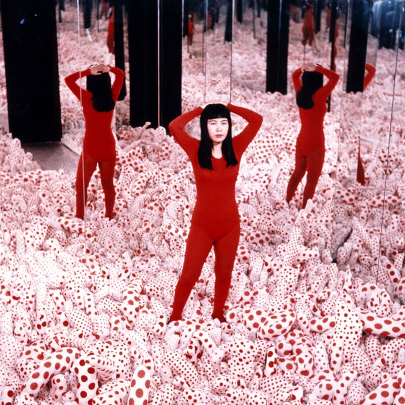 Yayoi Kusama in haar Infinity Mirror Room Phalli’s Field