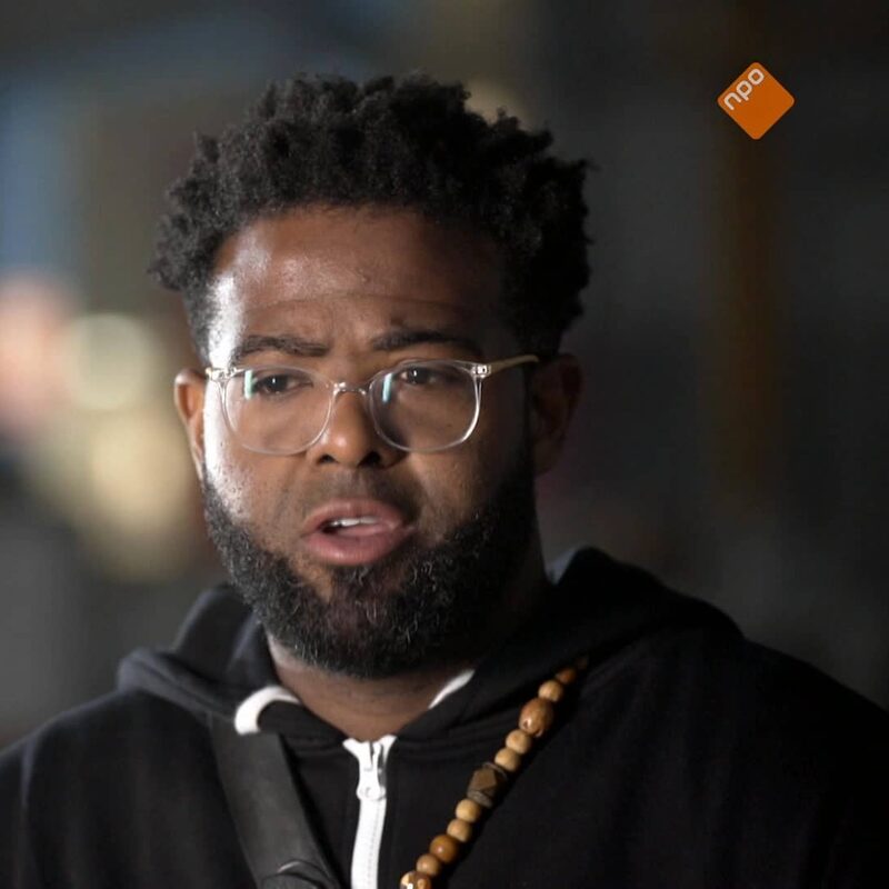 Man wordt geïnterviewd