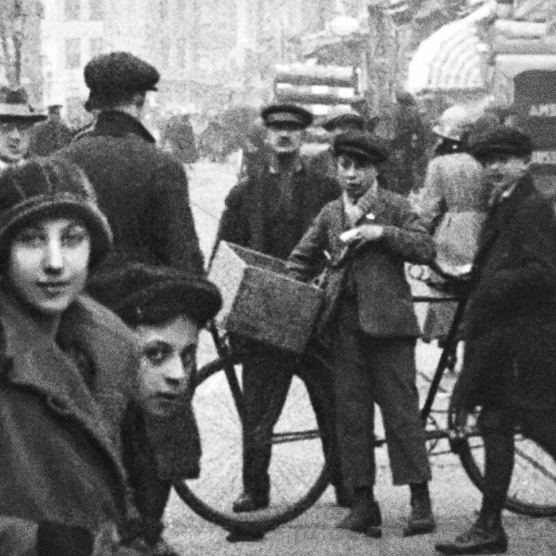 Vrouw op straat rond 1920 in Amsterdam