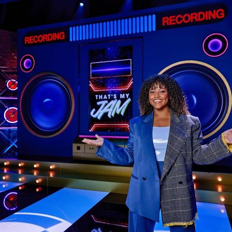 Presentatrice Quinty Misiedjan bij het decor van That's My Jam.