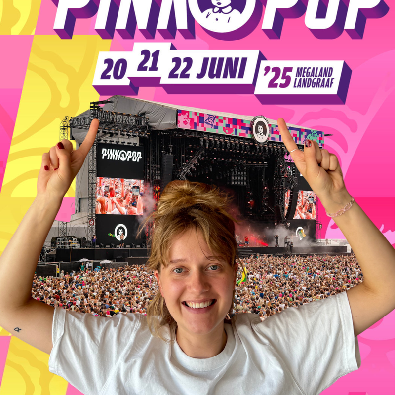 Collage van het pinkpop logo, met een podium ervoor en Pieteke 9die de tips geeft) die daarnaar wijst.