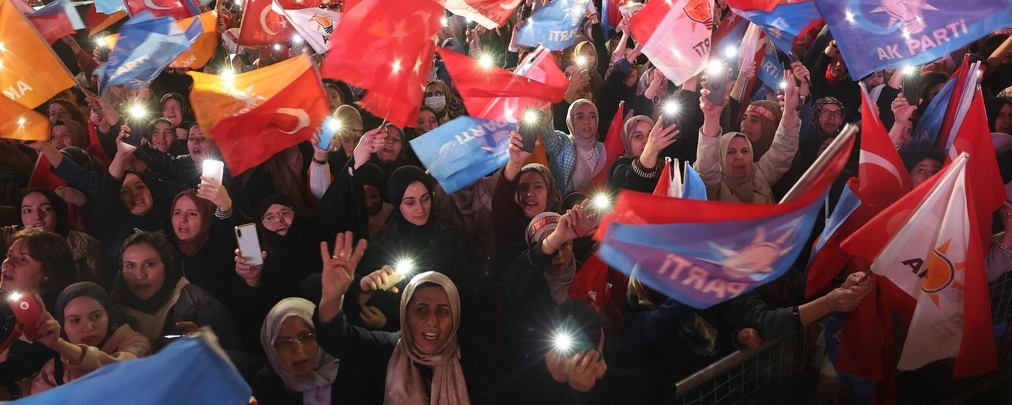 Aanhangers van de Turkse president Erdogan waaien met Turkse vlaggen buiten het hoofdkantoor van de AK Party tijdens de verkiezingen in Ankara op 15 mei 2023.